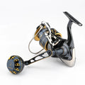Eine Nahaufnahme des Gomexus Aluminum Reel Power Knob 45-47 mm | Typ B von Gomexus in Schwarz, Silber und Gold, die den großen Griff und die detaillierten mechanischen Teile vor einem schlichten weißen Hintergrund zeigt.