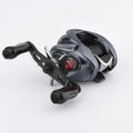 Nahaufnahme vom stylischen Gomexus Spool Tension Knob Cap aus Aluminium – perfekt für deine 15-18 Aldebaran BFS XG, MGL oder die neue 22 Aldebaran BFS! Das coole Teil sitzt auf einem modernen Baitcaster mit metallic-grauem Body und knallroten Akzenten. Also pimpt du deine Rolle aufs nächste Level! Perfekt für alle, die auf Angel-Tuning abfahren.