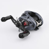 Nahaufnahme vom stylischen Gomexus Spool Tension Knob Cap aus Aluminium – perfekt für deine 15-18 Aldebaran BFS XG, MGL oder die neue 22 Aldebaran BFS! Das coole Teil sitzt auf einem modernen Baitcaster mit metallic-grauem Body und knallroten Akzenten. Also pimpt du deine Rolle aufs nächste Level! Perfekt für alle, die auf Angel-Tuning abfahren.