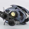 Nahaufnahme einer Shimano Aldebaran BFS Rolle – hier siehst du richtig schön das goldene Gomexus Aluminium Spool Tension Knob Cap, den CNC-gefrästen Griff und die stylische Spule. Die Modellnummer 31HG ist fett auf dem Body zu erkennen. Perfektes Setup für alle, die Bock auf Reel-Tuning und frische Teile haben!.