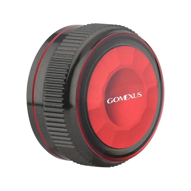 Der Gomexus Spulenknopf aus Aluminium pimpt deine Shimano Aldebaran richtig auf! Schwarze Kanten, cooler roter Facetten-Look mit weißem Gomexus-Logo und griffige Textur – hier sitzt jeder Handgriff einfach perfekt. Präzise CNC-gefertigt für Shimano 15–18 Aldebaran BFS XG, MGL und 22 Aldebaran BFS Rollen. Perfekt zum Tunen deiner Angelrolle, wenn du auf stylische Details und Top-Performance stehst!.
