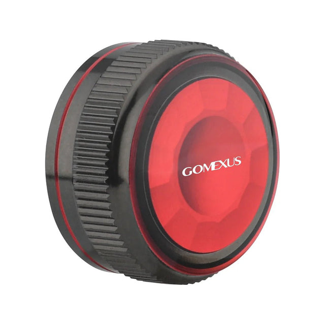 Der Gomexus Spulenknopf aus Aluminium pimpt deine Shimano Aldebaran richtig auf! Schwarze Kanten, cooler roter Facetten-Look mit weißem Gomexus-Logo und griffige Textur – hier sitzt jeder Handgriff einfach perfekt. Präzise CNC-gefertigt für Shimano 15–18 Aldebaran BFS XG, MGL und 22 Aldebaran BFS Rollen. Perfekt zum Tunen deiner Angelrolle, wenn du auf stylische Details und Top-Performance stehst!.