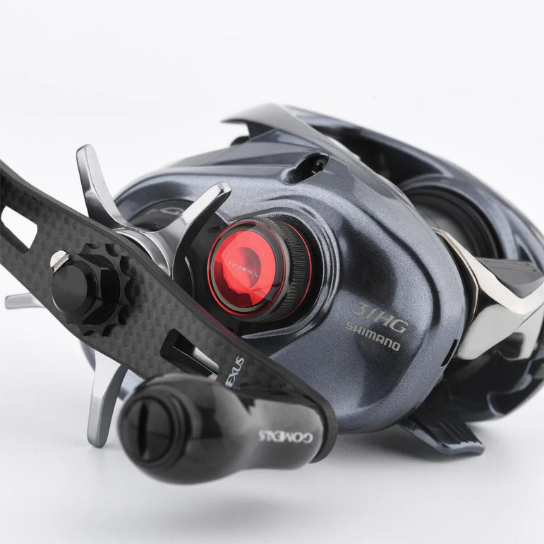 Shimano Aldebaran BFS Rolle im coolen Schwarz-Metallic-Look, rote Stellschraube und bequemer Griff – das Modell 31HG rockt seitlich mit Label! Überprüfen Sie unbedingt den frischen Gomexus Spool Tension Knob Cap aus Aluminium für Ihren Aldebaran BFS XG, MGL (15-18) oder 22er Aldebaran BFS – perfektes Upgrade für alle Tuning-Fans und Baitcaster-Nerds!.