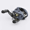 Hier siehst du eine coole Nahaufnahme vom Gomexus Aluminium Spool Tension Knob Cap – das perfekte Tuning-Teil für deine 15-18 Aldebaran BFS XG, MGL oder 22 Aldebaran BFS Shimano. Das stylische Cap sitzt direkt auf einer modernen Shimano Baitcaster mit frischen blauen und schwarzen Metallic-Akzenten. Der absolute Hingucker fürs Reel-Tuning! Perfekt für alle, die ihre Angelrolle optisch und technisch aufs nächste Level bringen wollen.