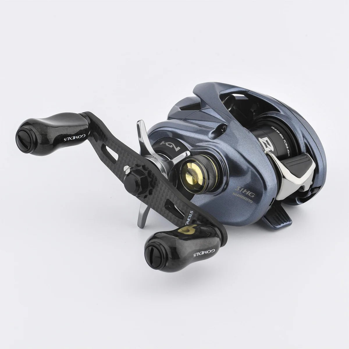 Hier siehst du eine coole Nahaufnahme vom Gomexus Aluminium Spool Tension Knob Cap – das perfekte Tuning-Teil für deine 15-18 Aldebaran BFS XG, MGL oder 22 Aldebaran BFS Shimano. Das stylische Cap sitzt direkt auf einer modernen Shimano Baitcaster mit frischen blauen und schwarzen Metallic-Akzenten. Der absolute Hingucker fürs Reel-Tuning! Perfekt für alle, die ihre Angelrolle optisch und technisch aufs nächste Level bringen wollen.