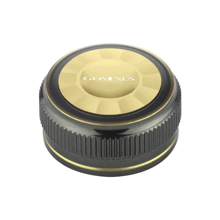 Mega stylischer Gomexus Spool Tension Knob aus Aluminium für deine 15-18 Aldebaran BFS XG, MGL oder 22 Aldebaran BFS! Der goldene Alu-Deckel mit schwarzen, CNC-gefrästen Rillen an der Seite und fettem weißen Gomexus-Logo in der Mitte pimpt deine Rolle direkt auf das nächste Level. Perfekt, wenn du Bock auf individuelles Reel Tuning hast und das Maximum aus deinem Angel-Setup rausholen willst!.