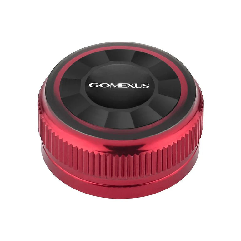 Die Gomexus Aluminum Spool Tension Knob Cap für 20, 22, 23 Metanium Shimano Baitcaster Rollen hat ein rundes rot-schwarzes Metalldesign mit einem facettierten schwarzen Zentrum, einer strukturierten Kante und dem Aufdruck 
