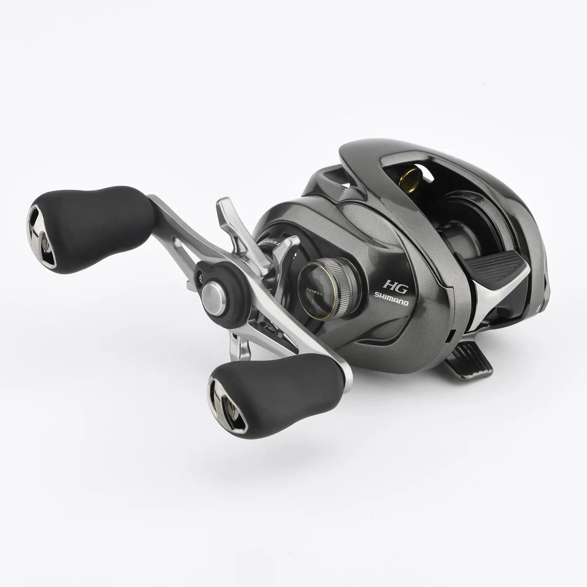 Eine Nahaufnahme einer Shimano Baitcaster-Rolle mit doppeltem Griff und silber-schwarzem Finish mit der Gomexus Aluminum Spool Tension Knob Cap für 20, 22, 23 Metanium, vor einem schlichten weißen Hintergrund.