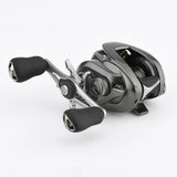 Eine Nahaufnahme einer Shimano Baitcaster-Rolle mit doppeltem Griff und silber-schwarzem Finish mit der Gomexus Aluminum Spool Tension Knob Cap für 20, 22, 23 Metanium, vor einem schlichten weißen Hintergrund.