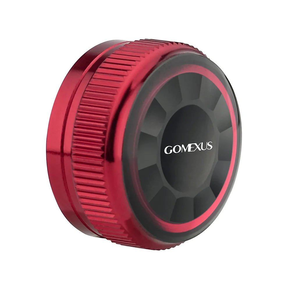 Eine runde, rote Aluminium Gomexus Spool Tension Knob Cap für 20, 22, 23 Metanium Shimano Baitcaster Rollen ist mit geriffelten Kanten und GOMEXUS gedruckt in weiß auf der schwarzen Mitte vor einem weißen Hintergrund gezeigt.