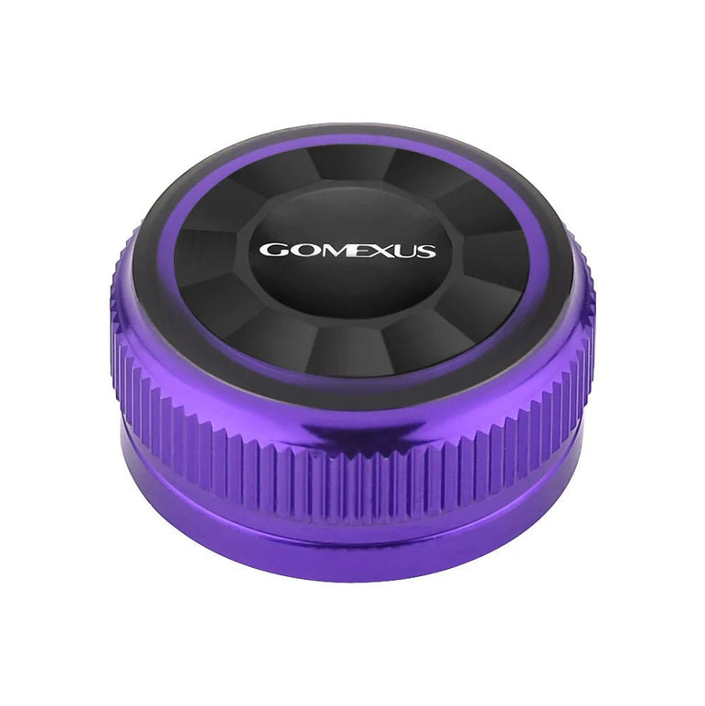 Eine runde lila-schwarze Gomexus Aluminium Spool Tension Knob Cap, mit dem weißen Markennamen auf der Oberseite, entworfen für Shimano 20/22/23 Metanium Baitcaster, abgebildet auf einem schlichten weißen Hintergrund.