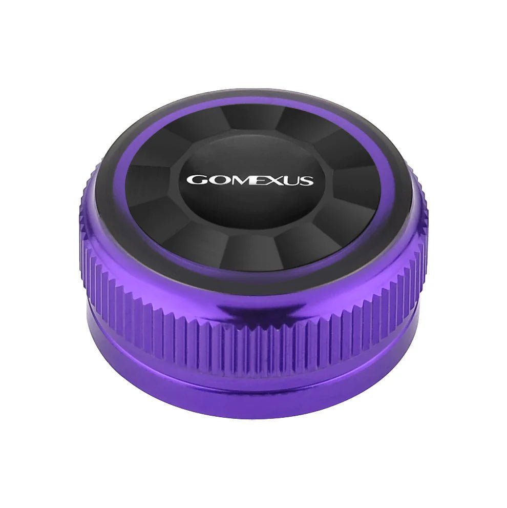 Eine runde lila-schwarze Gomexus Aluminium Spool Tension Knob Cap, mit dem weißen Markennamen auf der Oberseite, entworfen für Shimano 20/22/23 Metanium Baitcaster, abgebildet auf einem schlichten weißen Hintergrund.