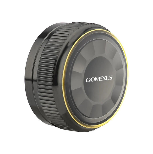 Auf weißem Hintergrund ist eine schwarze, runde Gomexus Aluminium-Spulenspannungsknopfkappe für 20/22/23 Metanium aus einer Aluminiumlegierung mit strukturiertem Griff und dünnem gelben Akzentring abgebildet.