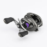 Nahaufnahme einer Shimano-Baitcasting-Rolle mit schwarzen und silbernen Teilen, mit einer violetten Gomexus-Aluminium-Spannknopfkappe für 20/22/23-Metanium-Rollen, zwei Griffen mit Griffen und HG-Branding auf weißem Hintergrund.