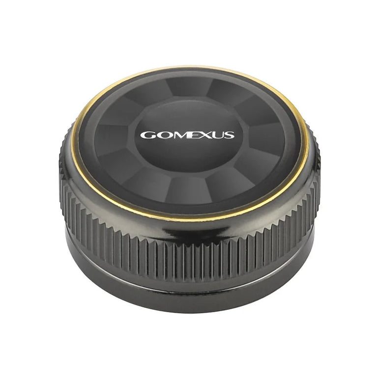 Die Gomexus Aluminum Spool Tension Knob Cap für 20, 22 und 23 Metanium Shimano Baitcaster ist rund und schwarz mit einem Metallic-Finish, geriffelten Seiten für mehr Griffigkeit, einem goldenen Ring am Rand und dem Aufdruck 