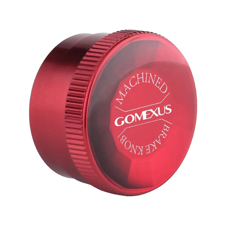 Eine rote, zylindrische Gomexus-Aluminium-Spulenspannungsknopfkappe mit strukturiertem Griff für Daiwa-, Tatula- und Salamandura-Rollen; auf der Oberseite ist in Weiß „MACHINED BRAKE KNOB GOMEXUS“ aufgedruckt.