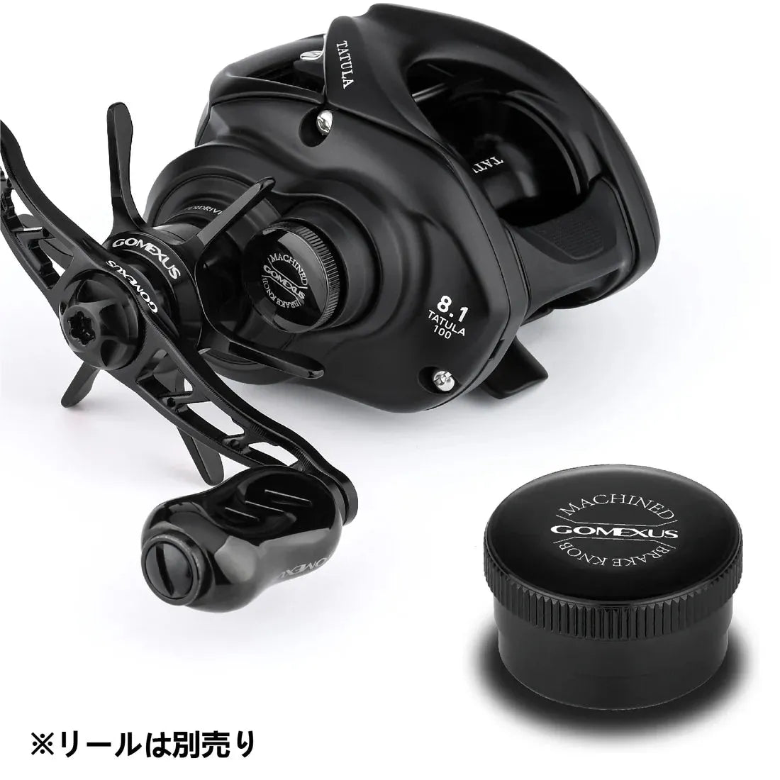 Eine schwarze Daiwa Tatula-Rolle mit COMEXUS-Logo und einer Übersetzung von 8,1 ist neben einer schwarzen, runden Gomexus-Aluminium-Spulenspannknopfkappe mit der Aufschrift MACHINED COMEXUS abgebildet. In der unteren linken Ecke befindet sich japanischer Text.