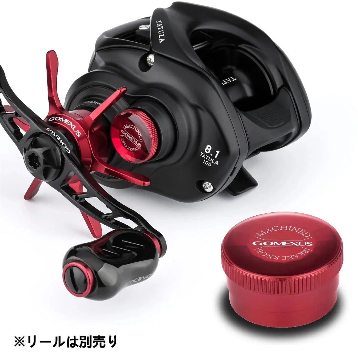 Eine Daiwa Tatula Baitcasting-Rolle in Schwarz und Rot ist neben einer Gomexus Aluminium-Spulenspannungsknopfkappe abgebildet. In der unteren linken Ecke steht mit japanischem Text „Gomexus Aluminium-Spulenspannungsknopfkappe | Daiwa | Tatula | Salamandura“.