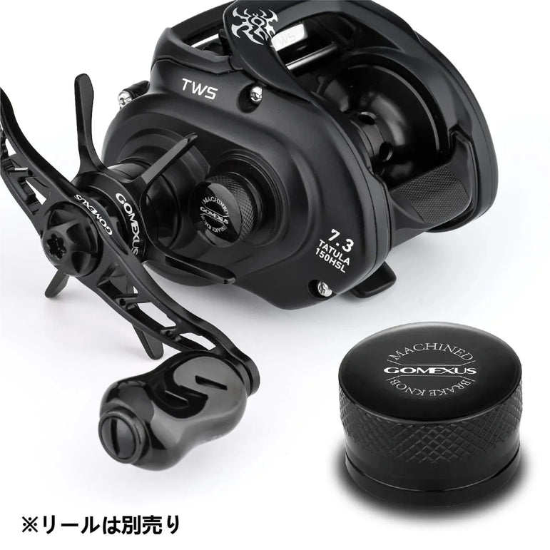Eine Gomexus Aluminum Spool Tension Knob Cap für Daiwa Tatula Rollen ist neben einer schwarzen Daiwa Tatula Baitcaster abgebildet. Die Rolle wird separat verkauft, wie im japanischen Text am unteren Rand vermerkt.