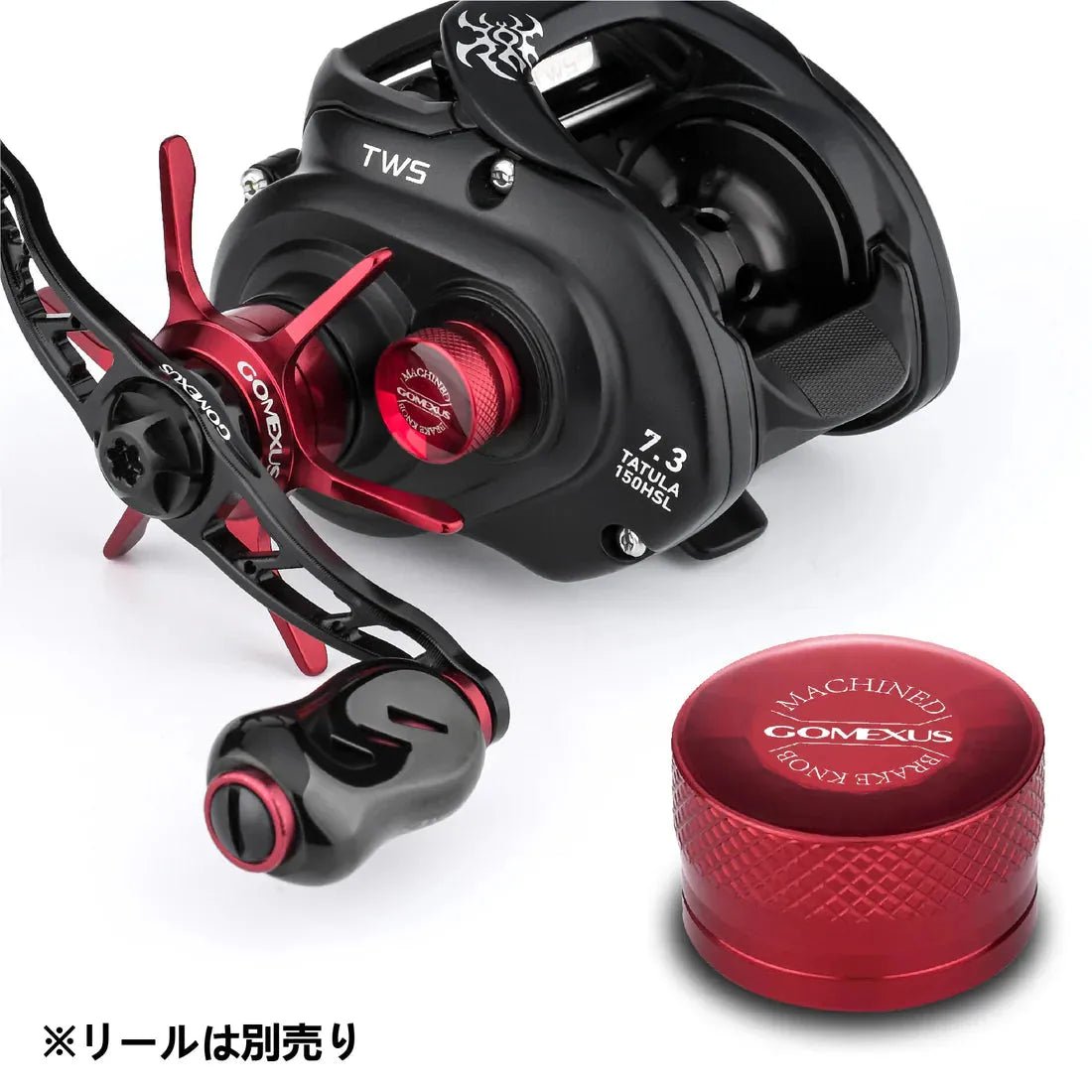 Eine Nahaufnahme eines schwarz-roten Gomexus Rollengriffs neben einer Gomexus Aluminium Spool Tension Knob Cap für Daiwa Tatula. Japanischer Text unten besagt, dass die Rolle separat verkauft wird.