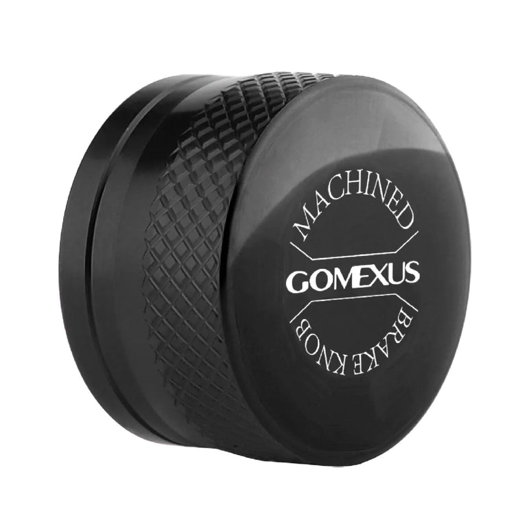 Die Gomexus Aluminum Spool Tension Knob Cap für Daiwa Tatula Rollen ist ein schwarzer Metallknopf mit strukturiertem Griff und 