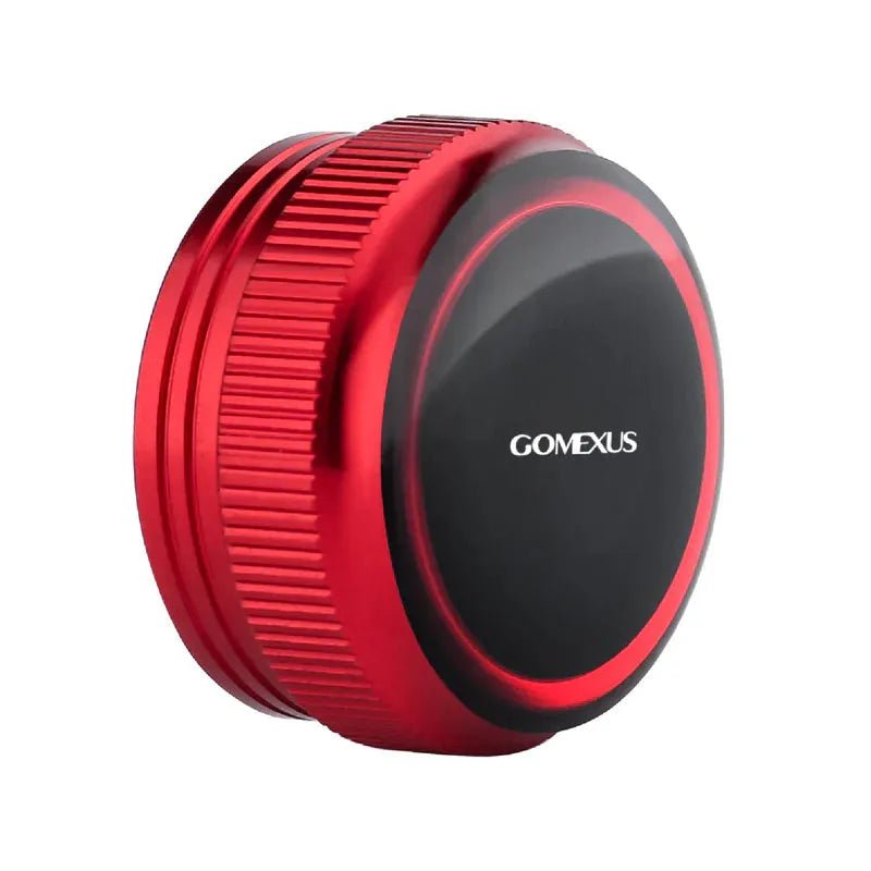 Eine runde, rot-schwarze Gomexus-Aluminium-Spulenspannungsknopfkappe für Shimano WT4- und SLX-DC-Rollen mit dem Markennamen in Weiß in der schwarzen Mitte ist vor einem schlichten weißen Hintergrund abgebildet.