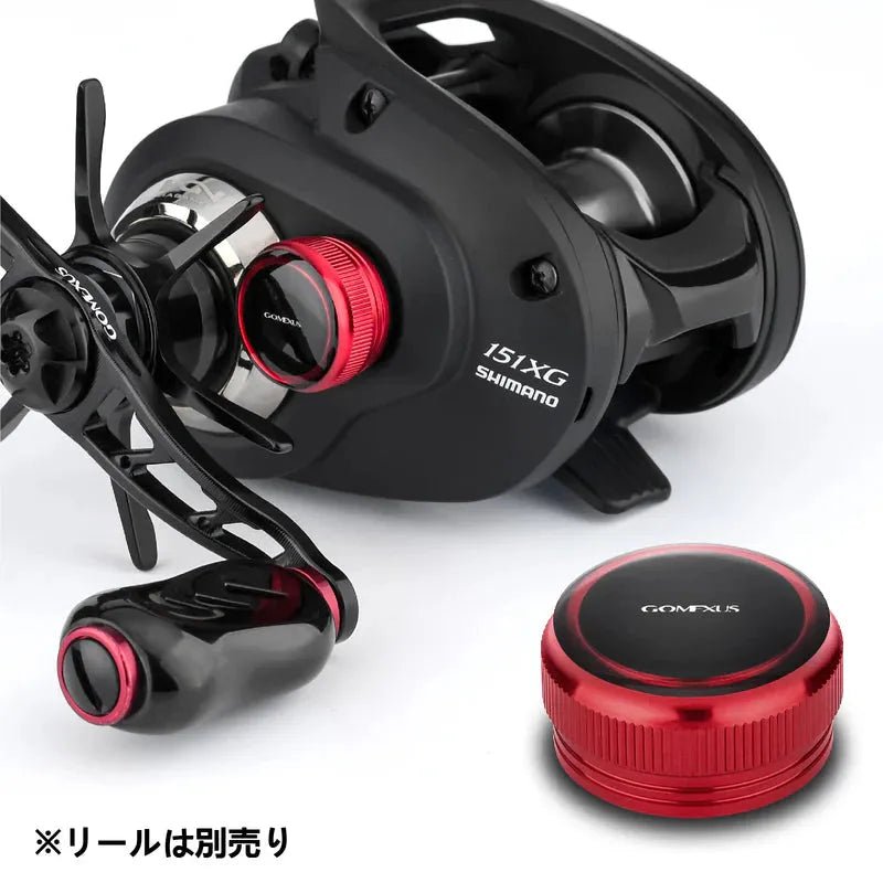 Auf weißem Hintergrund sind eine Gomexus Aluminium-Spulenspannknopfkappe für Shimano WT4/SLX DC und ein separater roter Gomexus-Rollenkurbelknauf abgebildet. Die schwarze Shimano-Rolle verfügt über einen roten Akzentknauf. Unten links erscheint japanischer Text.