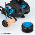 Eine Nahaufnahme zeigt die Gomexus Aluminium-Spule-Spannknopfkappe für Shimano WT4/SLX DC mit blauen Akzenten, neben einem runden blau-schwarzen CONCLIS-Behälter. Die Rolle dient als Referenz; verkauft wird nur die Spannungsknopfkappe.