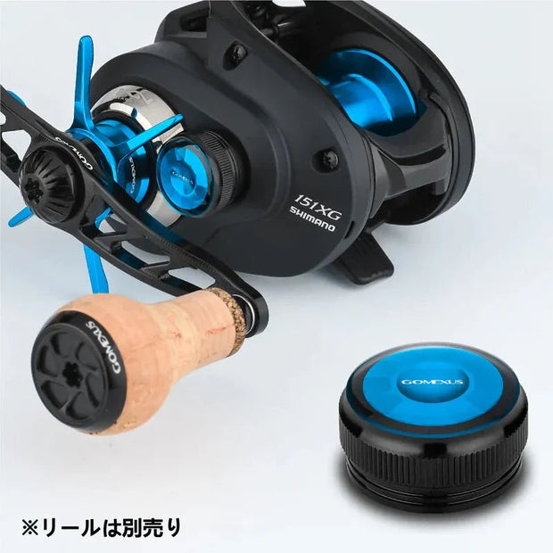 Eine Nahaufnahme zeigt die Gomexus Aluminium-Spule-Spannknopfkappe für Shimano WT4/SLX DC mit blauen Akzenten, neben einem runden blau-schwarzen CONCLIS-Behälter. Die Rolle dient als Referenz; verkauft wird nur die Spannungsknopfkappe.