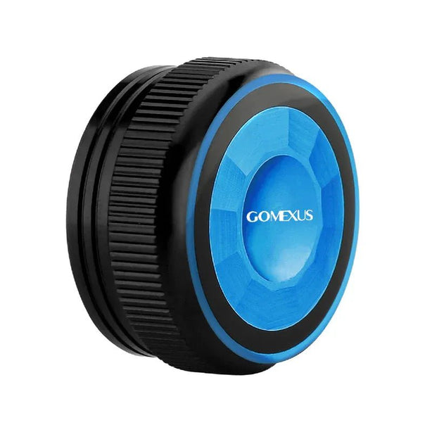 Eine Nahaufnahme der Gomexus Aluminium-Spulenspannungsknopfkappe für Shimano WT4- und SLX DC-Baitcaster, die ihr kreisförmiges schwarzes Design mit strukturiertem Griff und glatter, blauer, facettierter Mitte zeigt.
