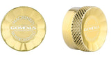 Zwei Ansichten der goldenen Gomexus-Aluminium-Spulenspannungsknopfkappe für Baitcaster-Rollen; eine zeigt die gravierte Vorderseite, während die andere die geriffelte Aluminiumseite hervorhebt.