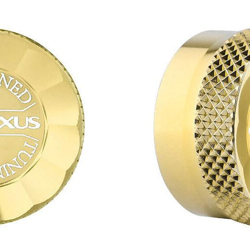 Zwei Ansichten der goldenen Gomexus-Aluminium-Spulenspannungsknopfkappe für Baitcaster-Rollen; eine zeigt die gravierte Vorderseite, während die andere die geriffelte Aluminiumseite hervorhebt.