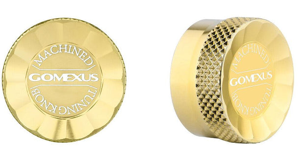 Zwei Ansichten der goldenen Gomexus-Aluminium-Spulenspannungsknopfkappe für Baitcaster-Rollen; eine zeigt die gravierte Vorderseite, während die andere die geriffelte Aluminiumseite hervorhebt.