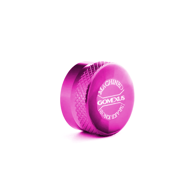 Eine kompakte, metallische, leuchtend rosa Gomexus-Aluminium-Spulenspannungsknopfkappe mit geriffelten Kanten und einem weißen Fischlogo – ideal zum Aufrüsten Ihrer Baitcaster-Rolle.