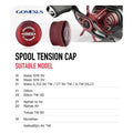 Abgebildet sind eine rote Gomexus Aluminium-Spulenspannknopfkappe und eine Baitcaster-Rolle. Der Text listet kompatible Modelle auf: Steez 1016 SV, Zillion, Alphas sv tw, Tatula TW 80, Morethan und GekkaBijin Air TW.