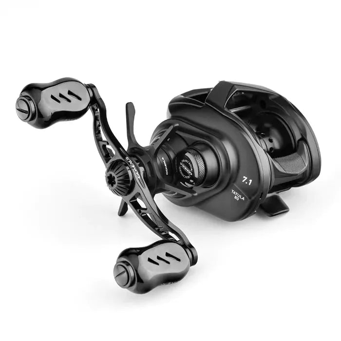 Eine schwarze Gomexus-Aluminium-Spulenspannungsknopfkappe verfügt über ein nummeriertes Zifferblatt und ist für Baitcasting-Rollen mit Doppelgriffen konzipiert und zeigt die Markierung des Übersetzungsverhältnisses 7,1:1.