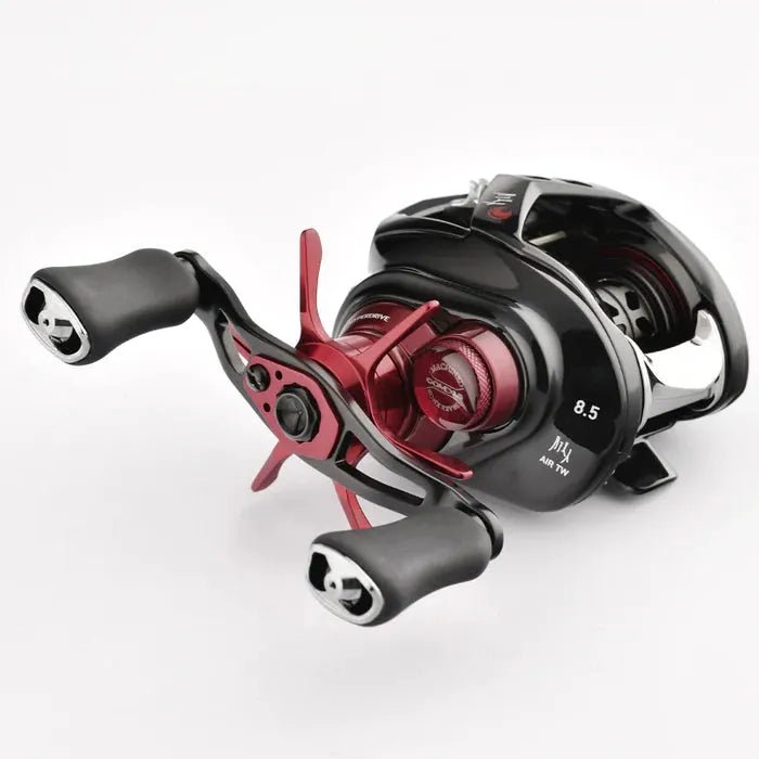 Eine Nahaufnahme der Gomexus Aluminium-Spulenspannungsknopfkappe von Gomexus hebt den Bremseinstellknopf, die Spulenspannungskappe und die Griffdetails vor einem schlichten weißen Hintergrund hervor.