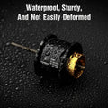 Eine schwarz-goldene Gomexus Aluminiumspule für die Daiwa Tatula TW 80 mit Wassertropfen liegt auf einer nassen, strukturierten Oberfläche. Der Text darüber lautet: Wasserdicht, robust und verformt sich nicht leicht. Marke: Gomexus.