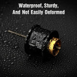 Eine schwarz-goldene Gomexus Aluminiumspule für die Daiwa Tatula TW 80 mit Wassertropfen liegt auf einer nassen, strukturierten Oberfläche. Der Text darüber lautet: Wasserdicht, robust und verformt sich nicht leicht. Marke: Gomexus.