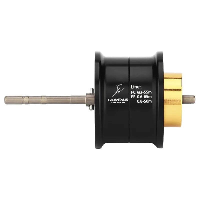 Eine schwarz-goldene Gomexus-Aluminiumspule für Daiwa Tatula TW 80 mit sichtbarem Metallschaft, Spezifikationen für verschiedene Angelschnüre und dem Markennamen GOMEXUS in weißer Schrift auf einer hochwertigen Aluminiumspule.