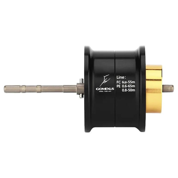 Eine schwarz-goldene Gomexus-Aluminiumspule für Daiwa Tatula TW 80 mit sichtbarem Metallschaft, Spezifikationen für verschiedene Angelschnüre und dem Markennamen GOMEXUS in weißer Schrift auf einer hochwertigen Aluminiumspule.