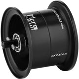 Die schwarze Gomexus Aluminiumspule für Shimano 22 Aldebaran BFS mit weißer Beschriftung und schlankem zylindrischem Design ist ideal für Bait Finesse System-Setups.