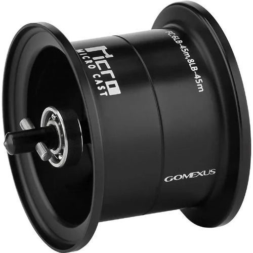 Die schwarze Gomexus Aluminiumspule für Shimano 22 Aldebaran BFS mit weißer Beschriftung und schlankem zylindrischem Design ist ideal für Bait Finesse System-Setups.