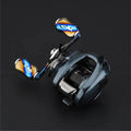 Die für die Shimano 22 Aldebaran BFS entwickelte Gomexus-Aluminiumspule wird mit blauen und goldenen Doppelgriffen und einem eleganten dunkelgrauen Metallgehäuse präsentiert, ideal für Bait Finesse System-Setups vor schwarzem Hintergrund.