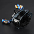 Eine Nahaufnahme der Gomexus-Aluminiumspule für die Shimano 22 Aldebaran BFS-Angelrolle zeigt metallisch blaue und goldene Details, Doppelgriffe und ein kompaktes, modernes Design von Gomexus auf dunklem Hintergrund.