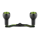 Ein Gomexus Camo Carbon Handle 95 mm mit 27 mm TPE-Knöpfen (8 x 5 mm) für Baitcasting-Rollen wird vor einem weißen Hintergrund angezeigt und verfügt über ergonomische Doppelknöpfe und einen zentralen Befestigungspunkt.