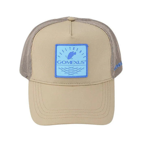 Die Gomexus Cap von Gomexus ist eine beige Trucker-Mütze mit Netzrückseite und hellblauem FEEL THE FIGHT GOMEXUS-Patch mit Fisch- und Netz-Design – ideal als Anglergeschenk oder für stylischen Sonnenschutz.