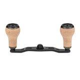 Der Gomexus Carbon 105-mm-Griff verfügt über zwei 27-mm-Korkknöpfe und einen schwarzen TORAY-Kohlefaserrahmen, auf dessen Oberseite der Gomexus-Markenname angebracht ist.