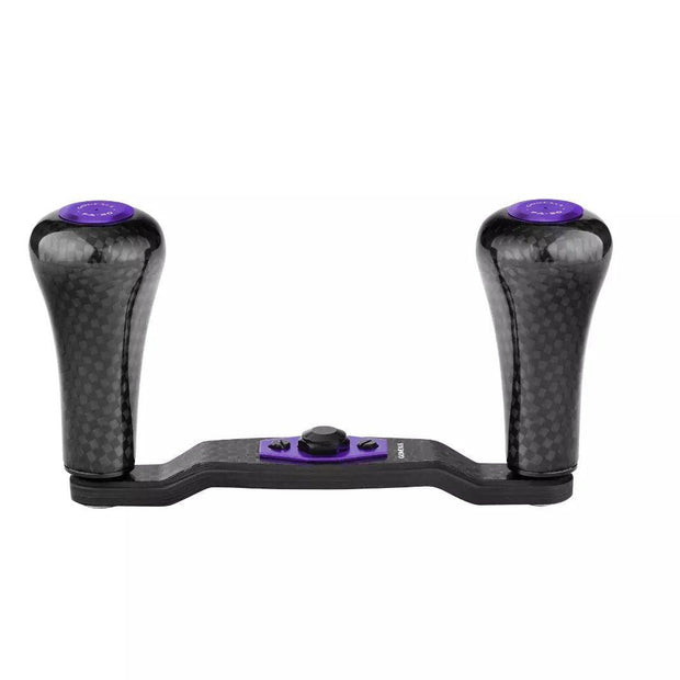 Ein Gomexus Carbon 98 mm Griff mit 30 mm Carbon Knöpfen, schwarz und lila mit doppelten Carbon Knöpfen, wird auf einer flachen Basis mit einer zentralen Schraube und einem Knopf vor einem schlichten weißen Hintergrund gezeigt.