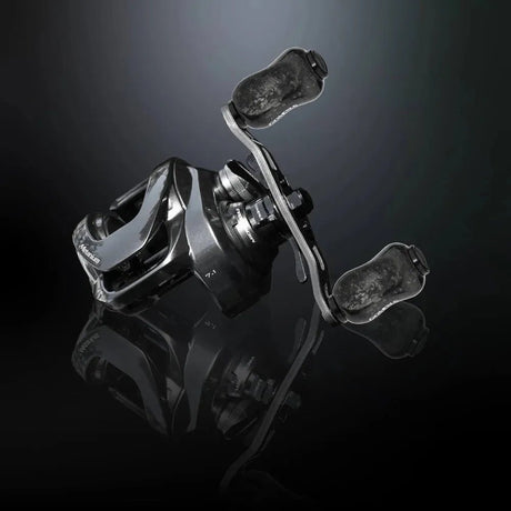 Eine Nahaufnahme eines Gomexus Carbon Forged F22 Knopfes von Gomexus mit dunklem Carbon-Finish und Edelstahlkugellager, dargestellt auf einer reflektierenden schwarzen Oberfläche vor einem schwarz-grauen Hintergrund mit Farbverlauf.